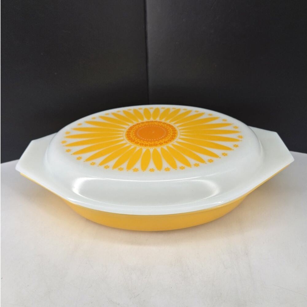 Vtg 60s PYREX Daisy Sunflower 1.5 QT Oval Divided Casserole Baking Dish & Lid